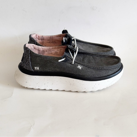 Hey Dude Wendy Peak Chambray Dark Gray Platform Loafer Shoes size 7 - Picture 2 of 9